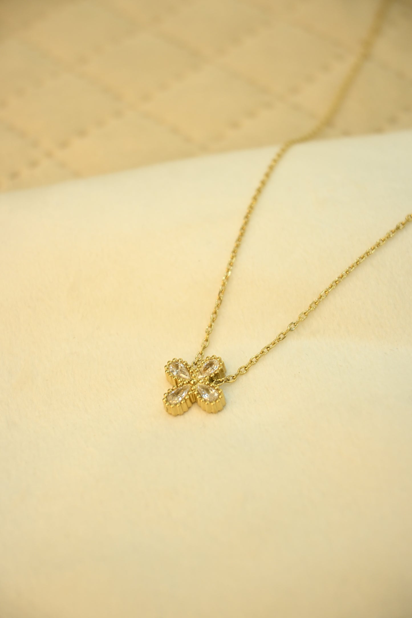FLORAL PENDANT