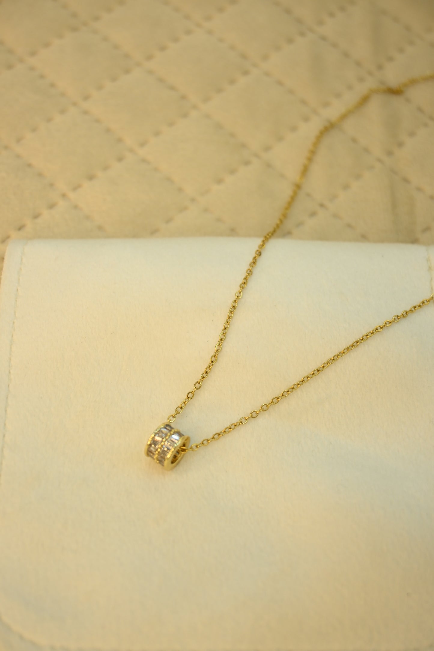ROUND SHAPE PENDANT
