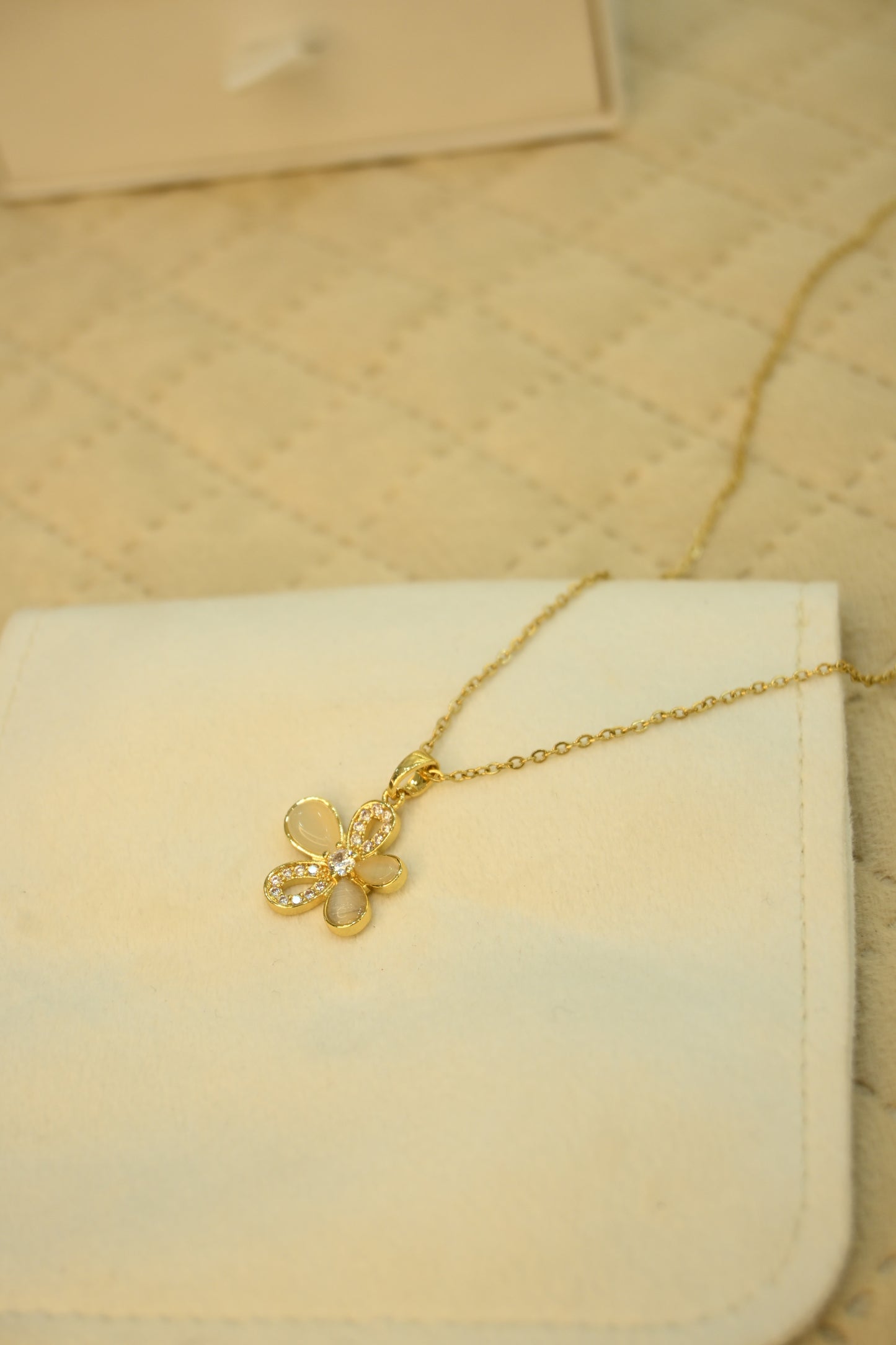 FLOWER ZIRCON PENDANT
