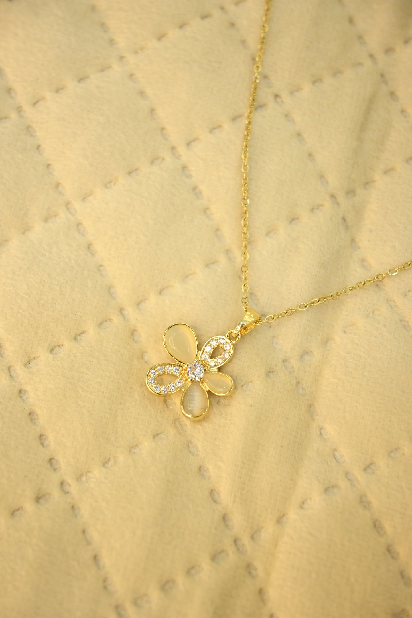 FLOWER ZIRCON PENDANT