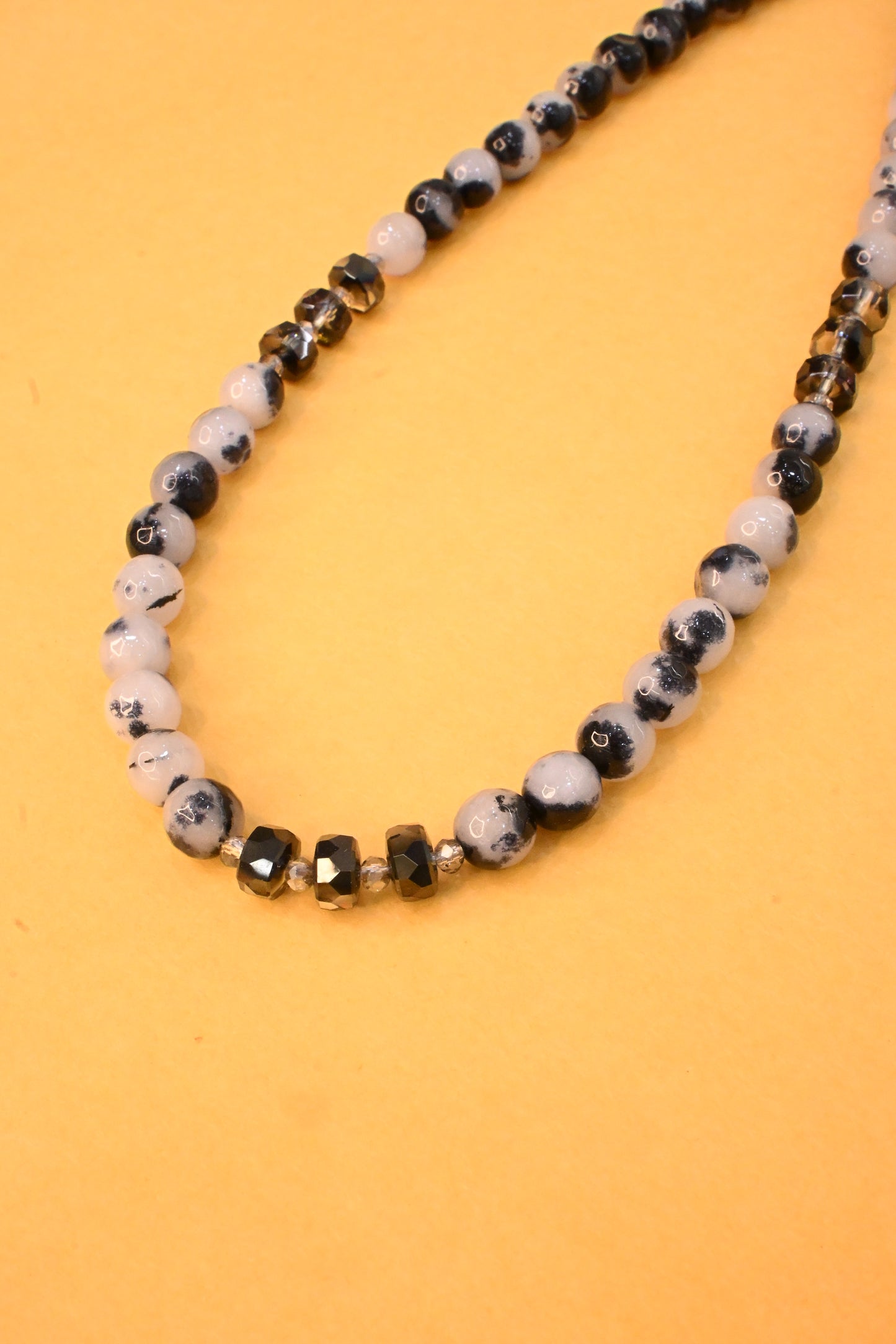 BLACK & WHITE PEARL NECKLACE