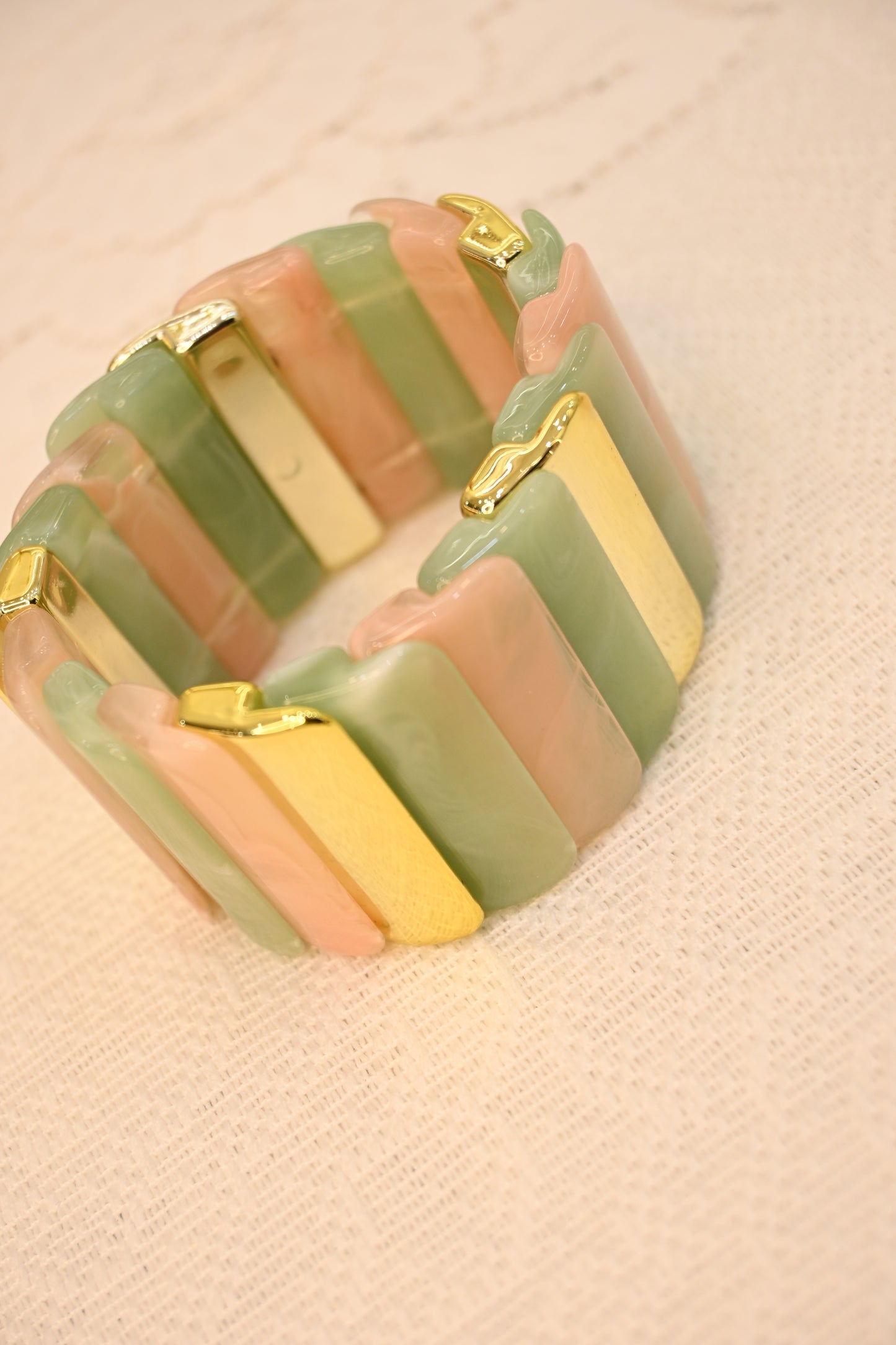 MULTICOLOR BRACELET WITH GOLDEN ACCENTS