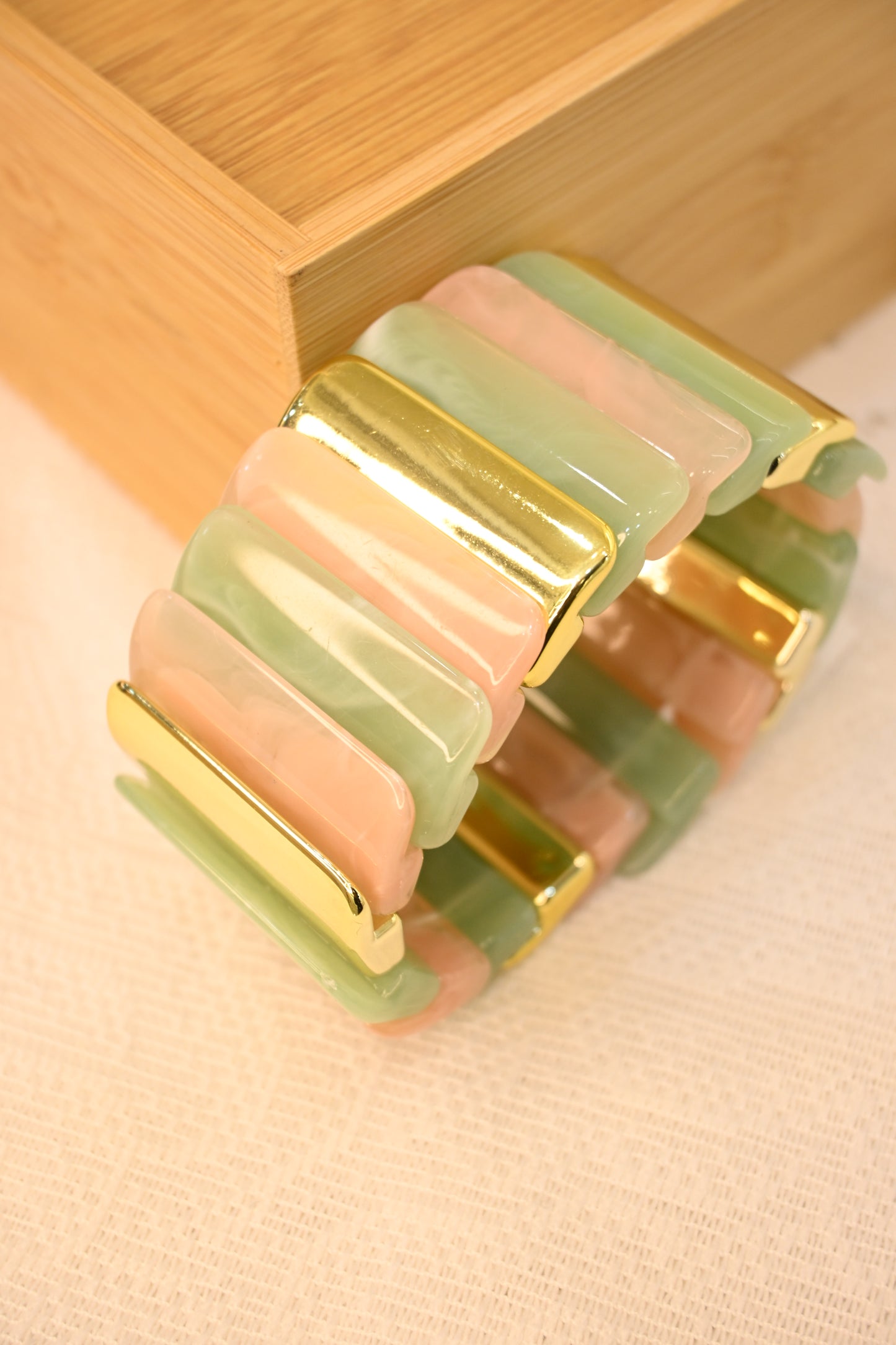 MULTICOLOR BRACELET WITH GOLDEN ACCENTS