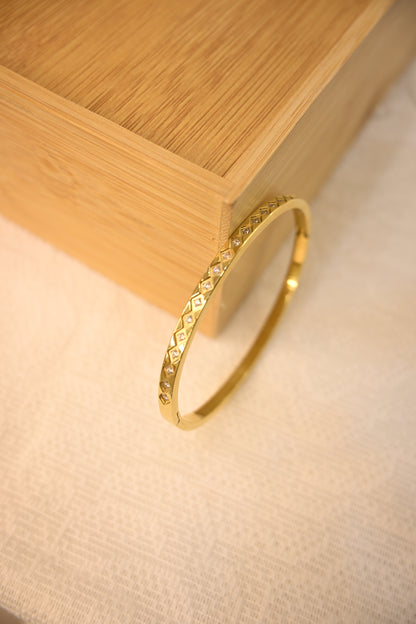 CRYSTAL EMBEDDED BRACELET