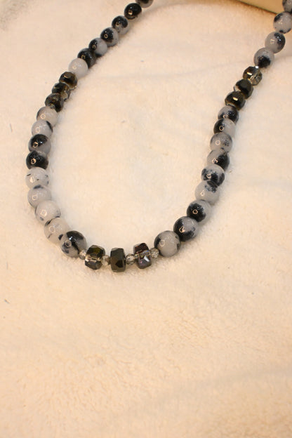 BLACK & WHITE PEARL NECKLACE