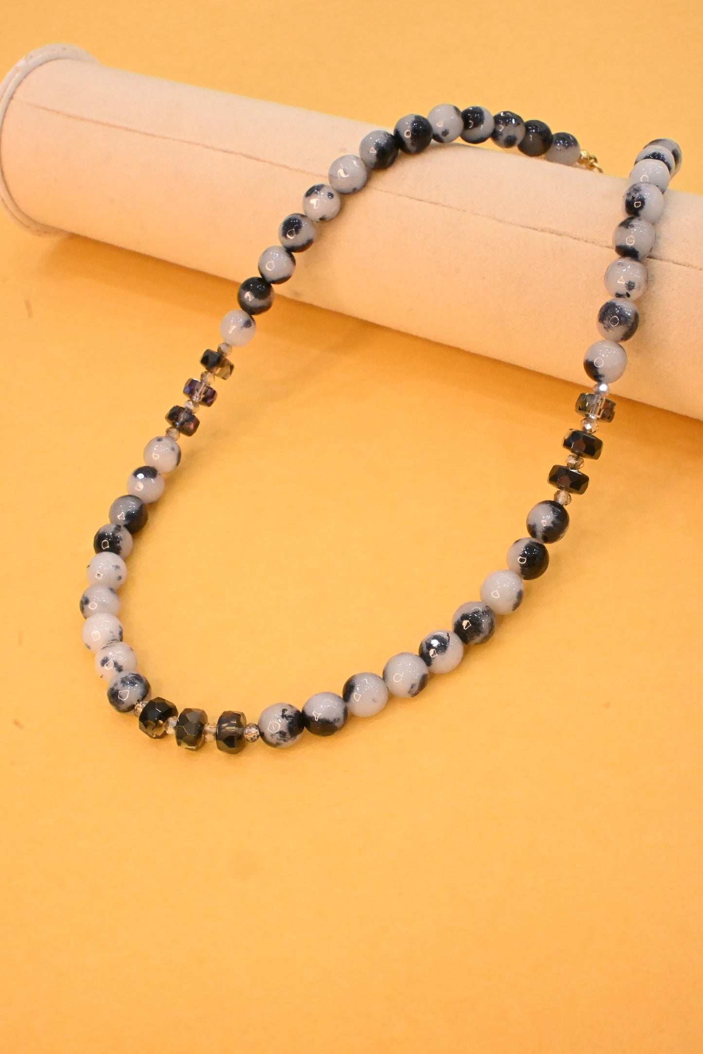 BLACK & WHITE PEARL NECKLACE